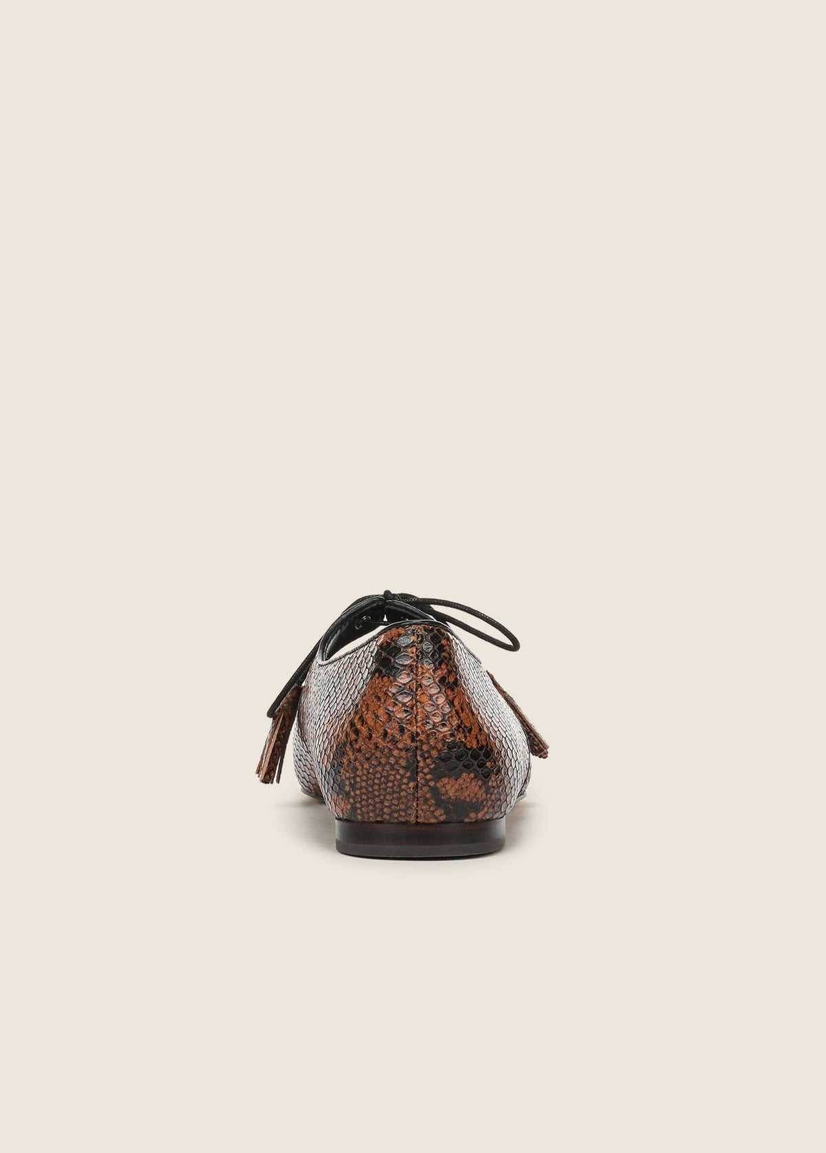 THE LILY TASSEL FLAT