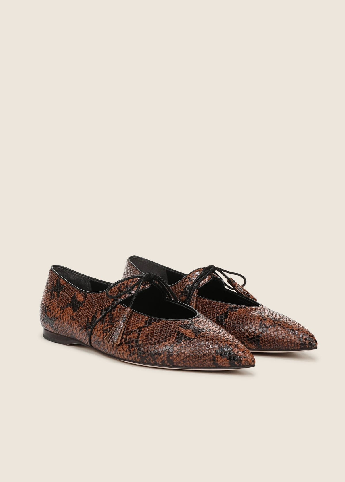THE LILY TASSEL FLAT