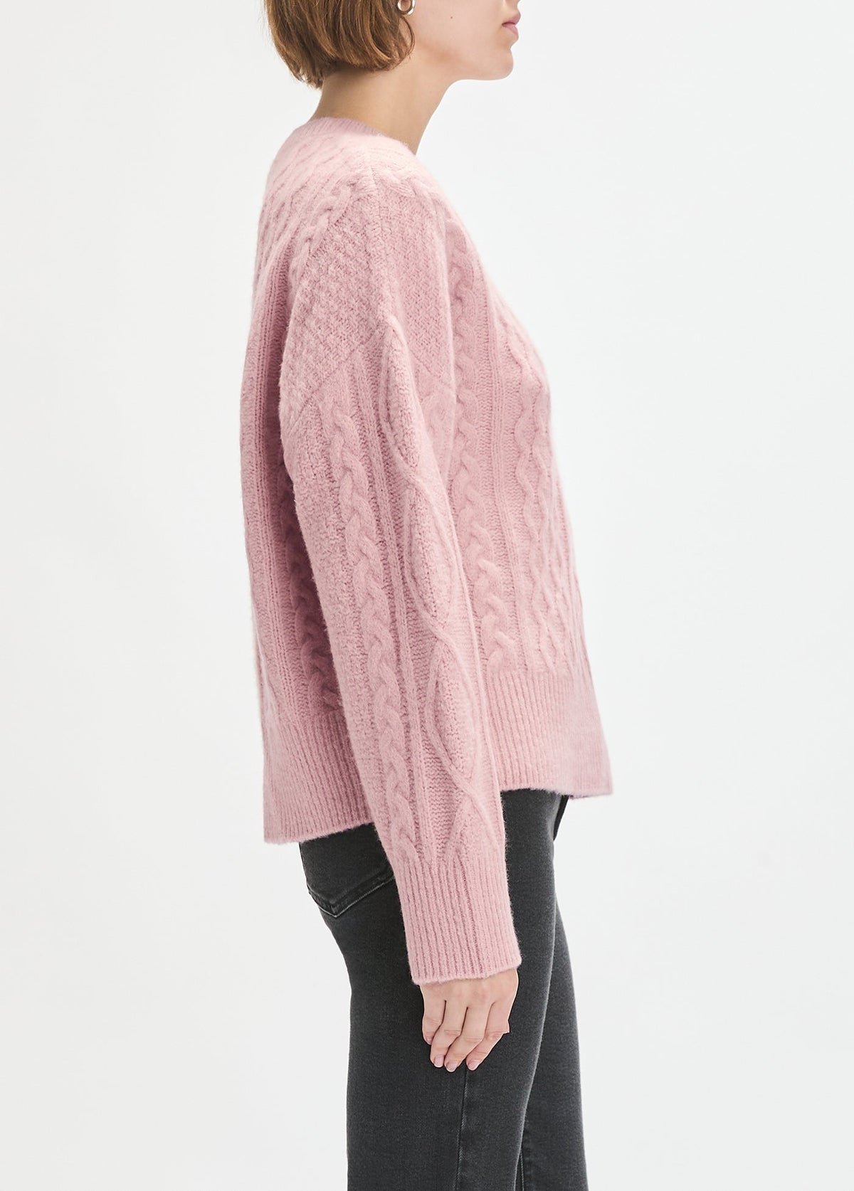 THE OVERSIZED CABLE SWEATER